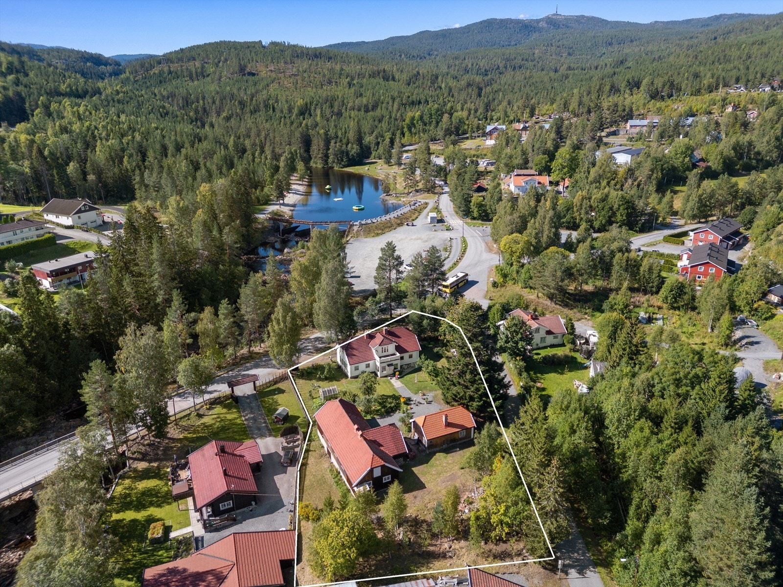 Hovedhuset og øvrige bygg på eiendommen, er trolig bygget en gang på 1800-tallet. Det nøyaktige årstallet på hvert enkelt bygg er i ikke kjent. Galleribilde