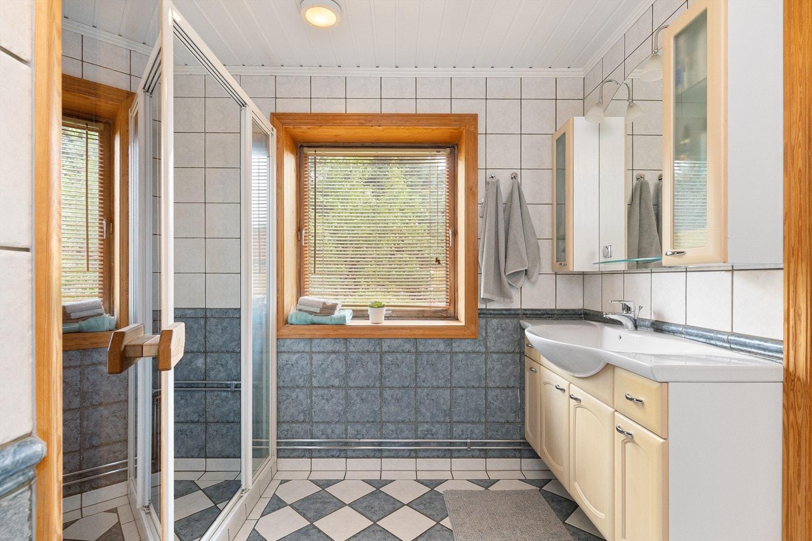 Flislagt baderom med gulvvarme, servant, dusjnisje, badstue og toalett. Galleribilde