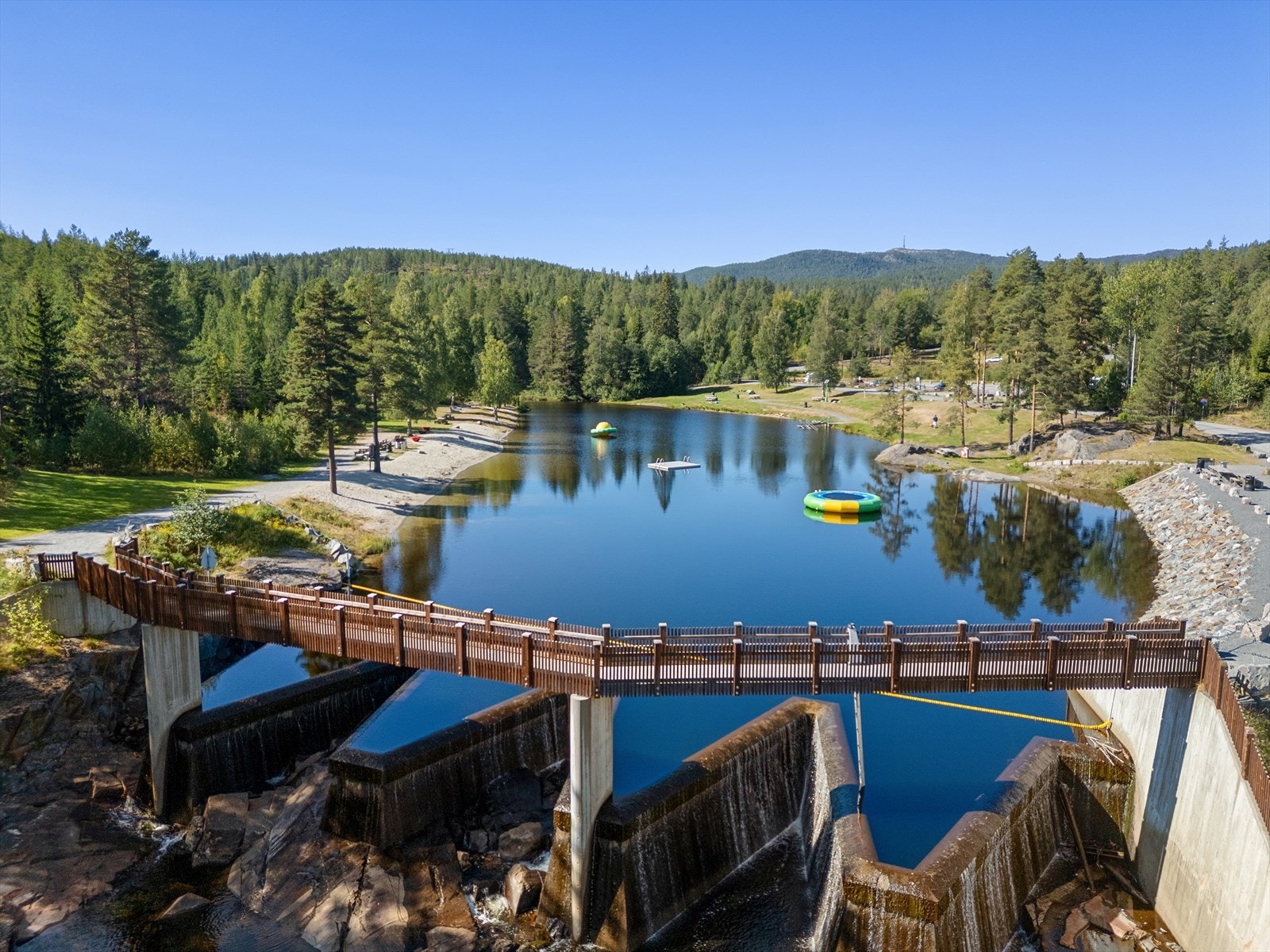 Saggrendadammen ligger rett over veien. Galleribilde