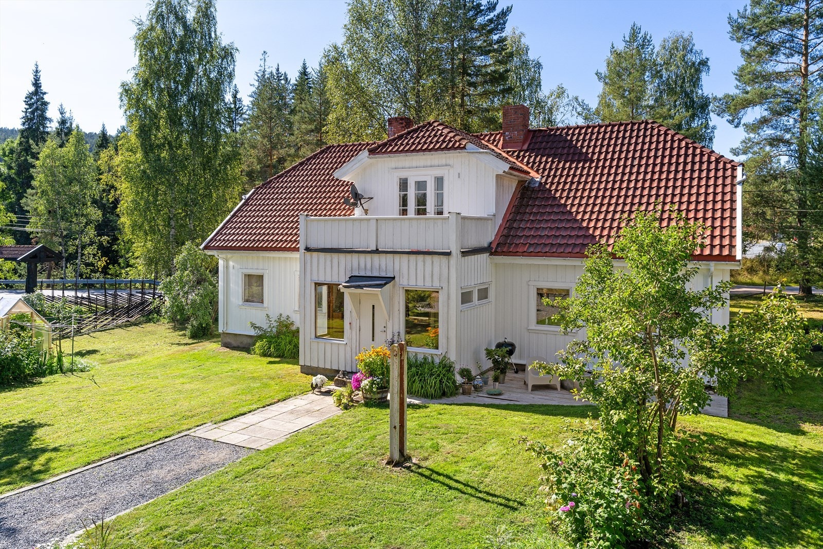 Eiendommen ligger idyllisk til, midt i det gamle Saggrenda. I Saggrenda ligger blant annet inngangen til Kongens gruve, en av de siste gruvene til Kongsberg Sølvverk som var i drift. Galleribilde