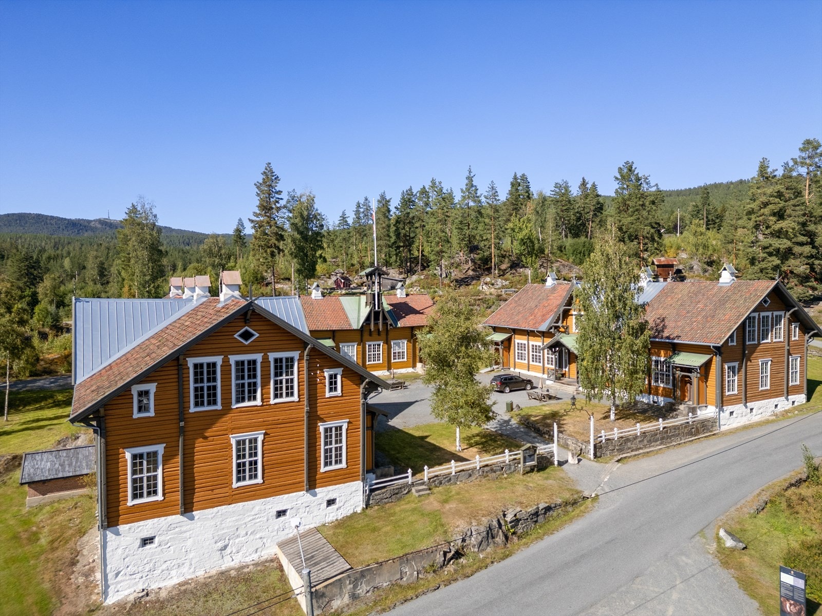 Sakkerhusene ligger også i gangavstand fra eiendommen, med sitt historiske preg fra gruvetiden i Kongsberg. Galleribilde