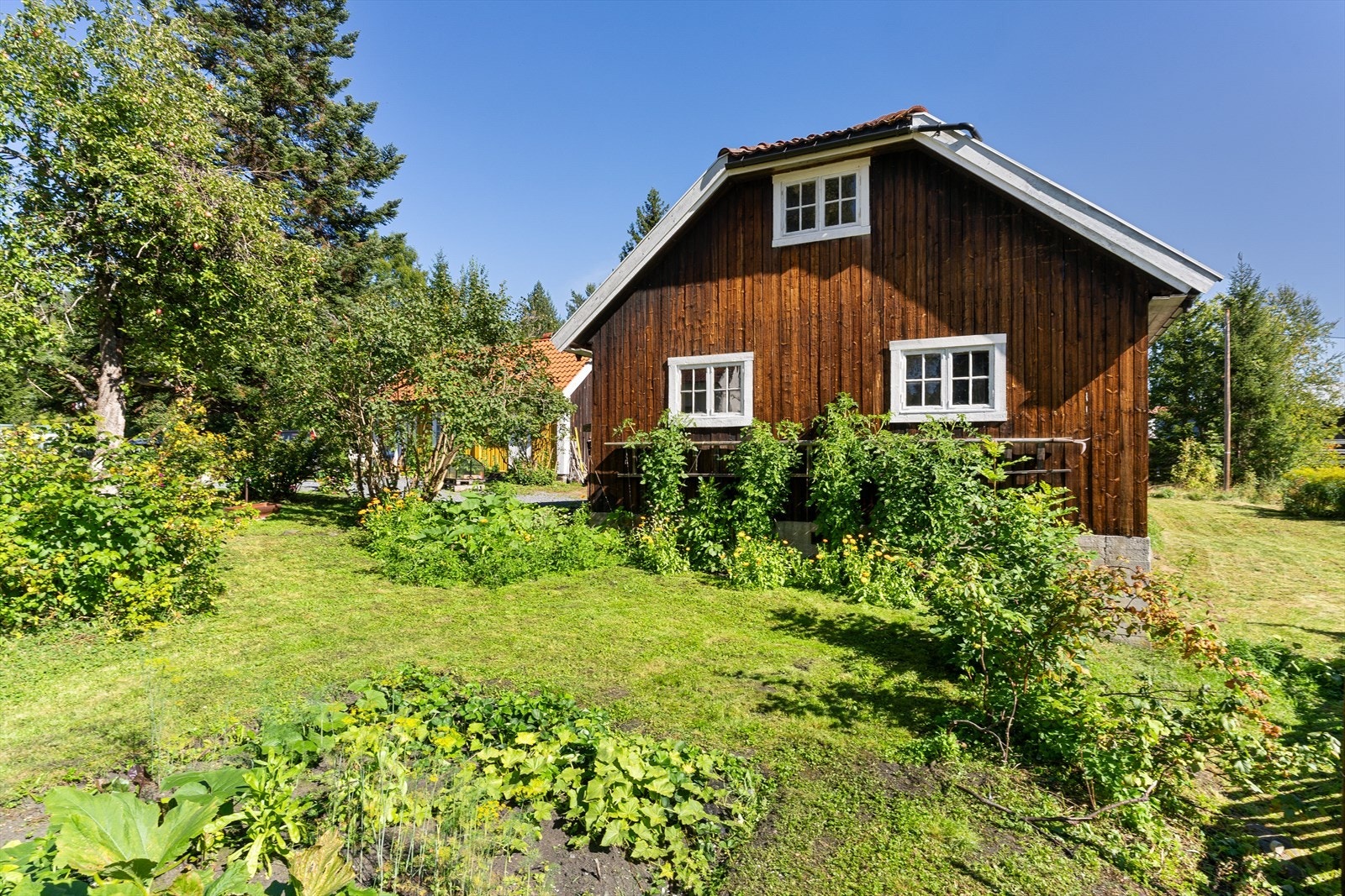 Låven med hage foran. Galleribilde