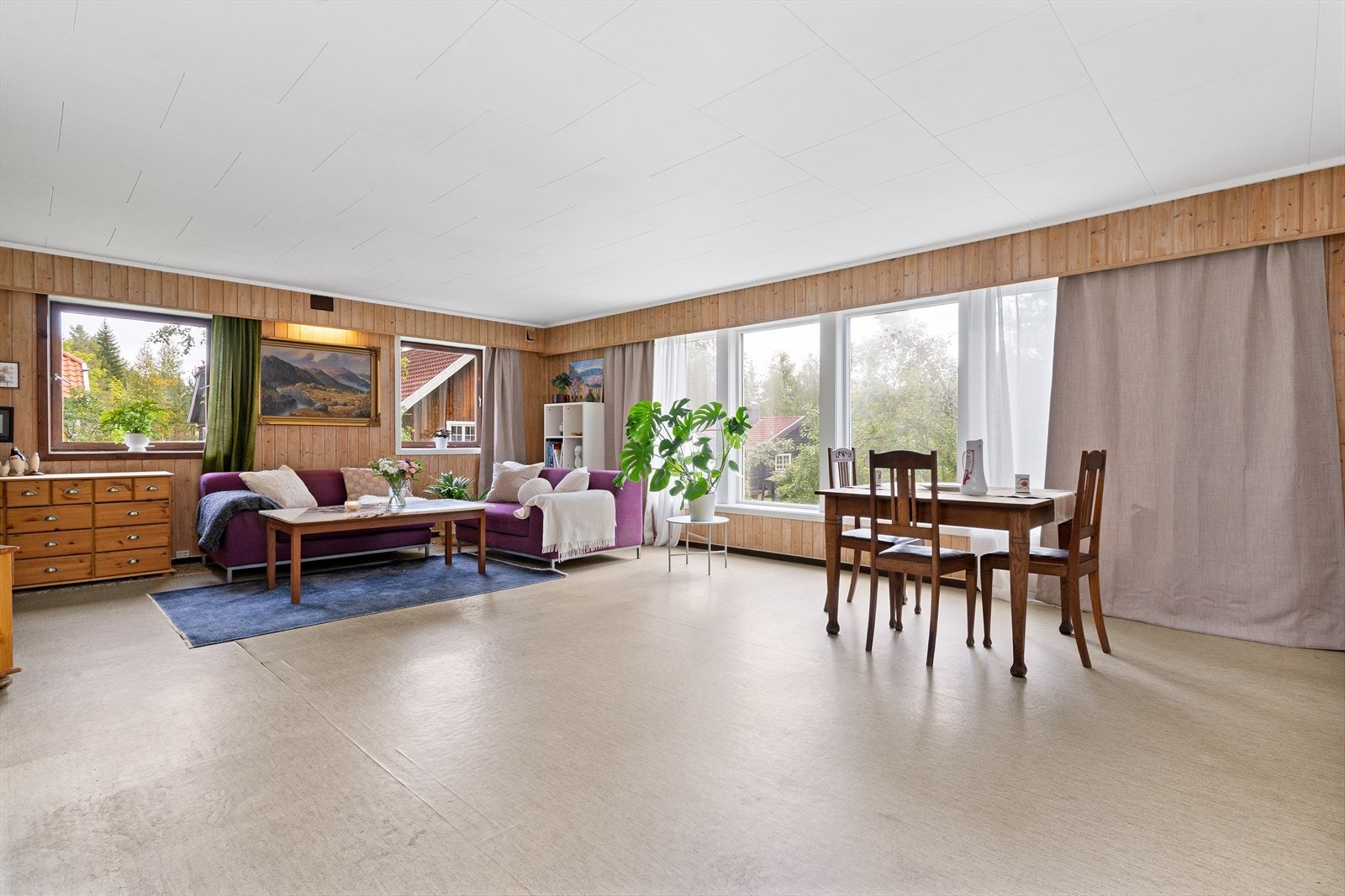 Rommet gir mulighet for å kunne møblere med møbler i ulike soner, både med spisebord og egne sofa og sittegrupper. Galleribilde