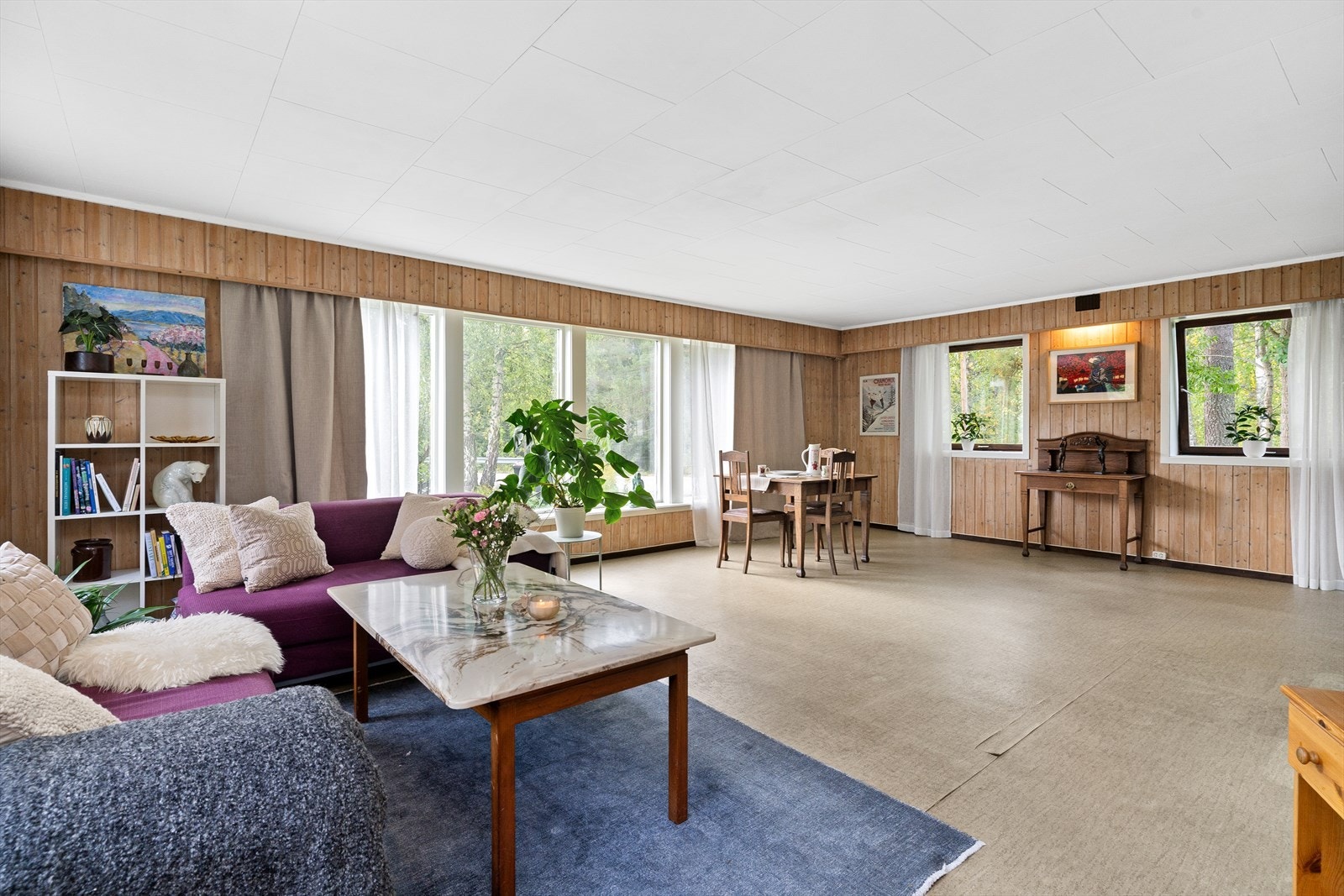 Stuerommet er lyst og romslig, med store vindusflater og god plass til ulike sittegrupper. Galleribilde