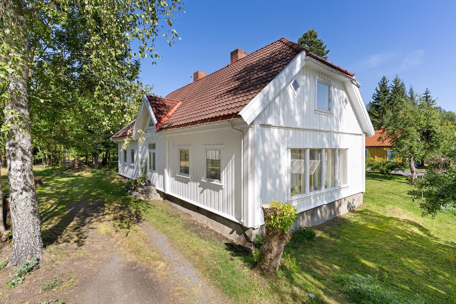 Innkjøringsmulighet på begge sider av hovedhuset. Galleribilde