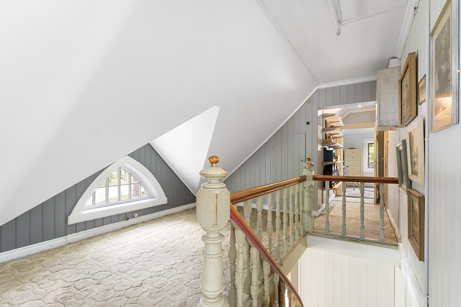 Boligens andre etasje. Takhøyden er god, og skråveggene gir ekstra gulvplass, og lagringsloft i begge ender av loftet. Galleribilde