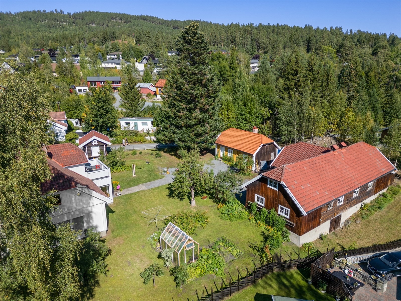 Plasseringene av byggene gir en god skjerming mot omgivelsene. Galleribilde