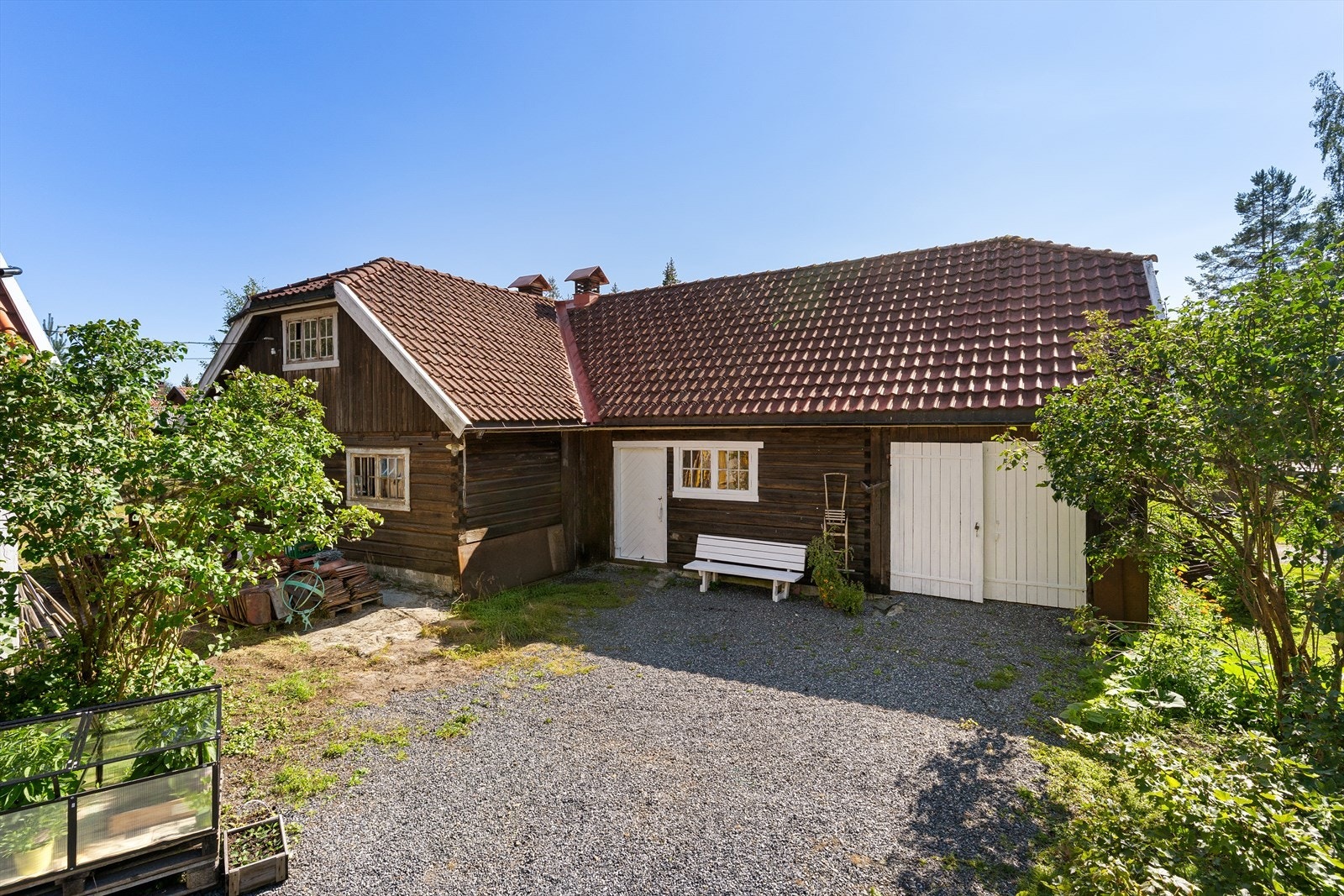 Låven er delt opp i ulike rom og soner, og har god lagringsplass, og mulighet for biloppstilling under tak. Galleribilde