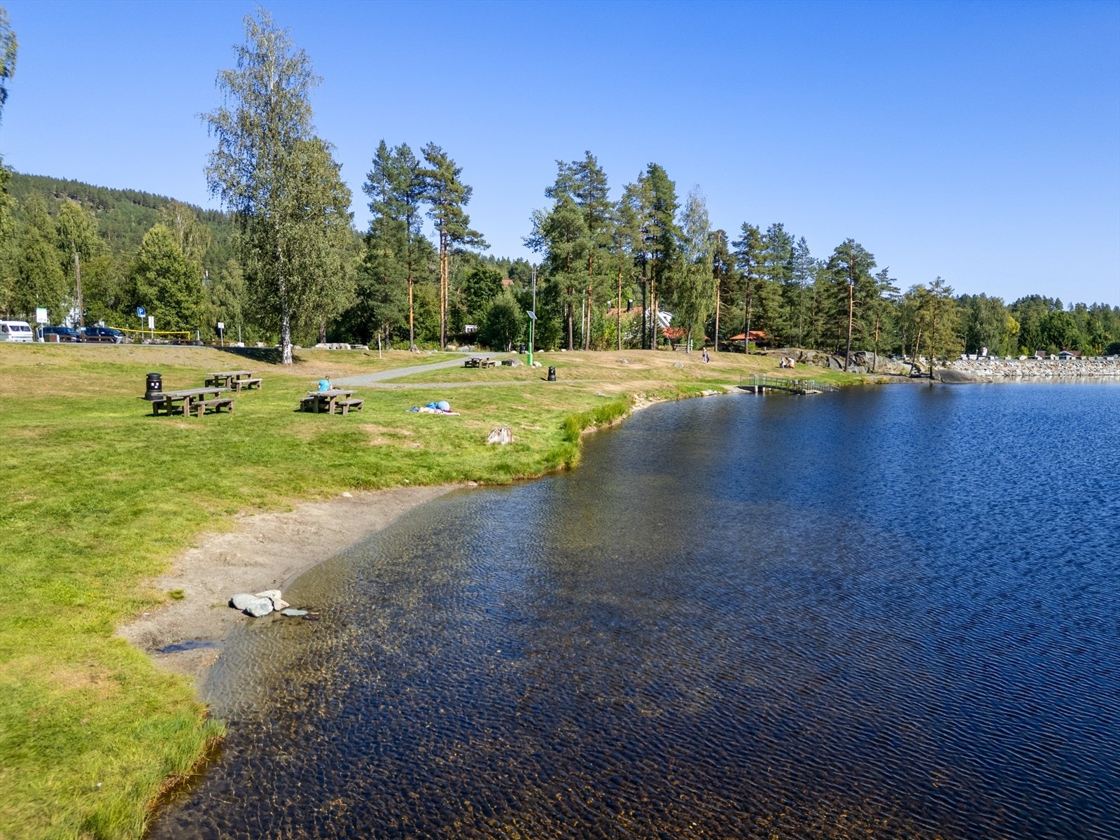 Flott tilrettelagt for små og store, både med sandstrender og grøntområder. Perfekte rekreasjonsmuligheter, enten i skog og terreng, eller på gressplenen. Galleribilde