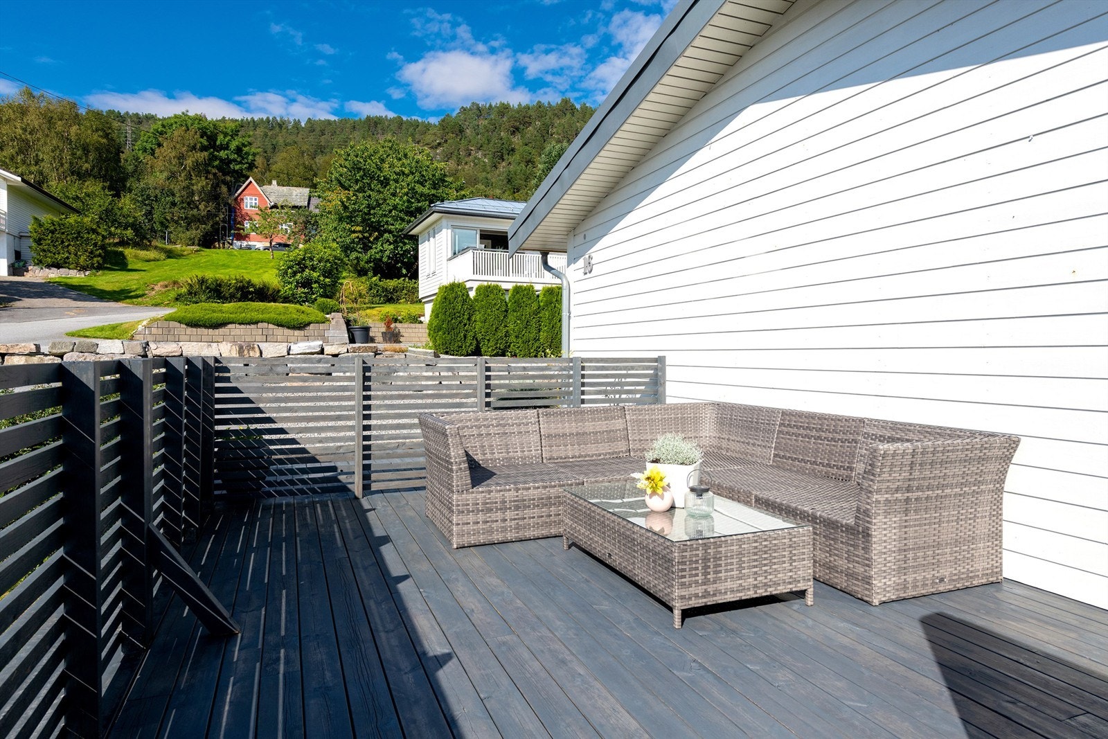 Deler av terrassen mot vest med utgang fra stue Galleribilde