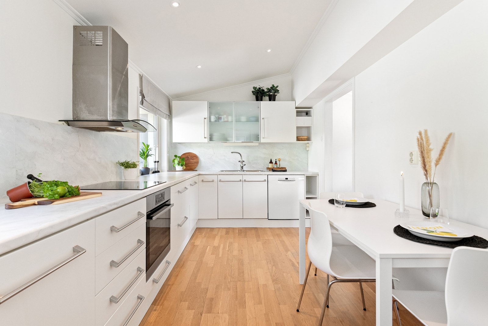 Kjøkkenet har integrert stekeovn og platetopp. Frittstående oppvaskmaskin og kjøleskap. Vegghengt ventilator Galleribilde