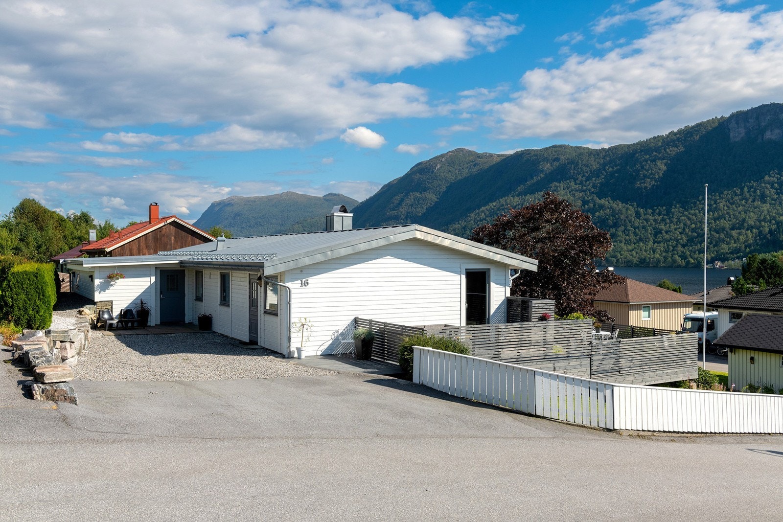 Fasade og adkomst mot vest med gode parkeringsmuligheter Galleribilde