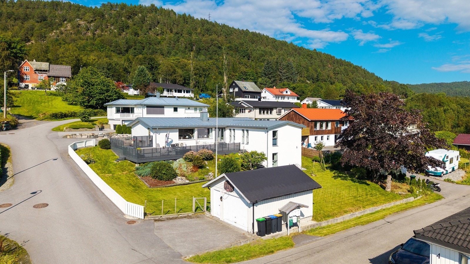 Dronebilde av eiendommen med tilhørende garasje Galleribilde