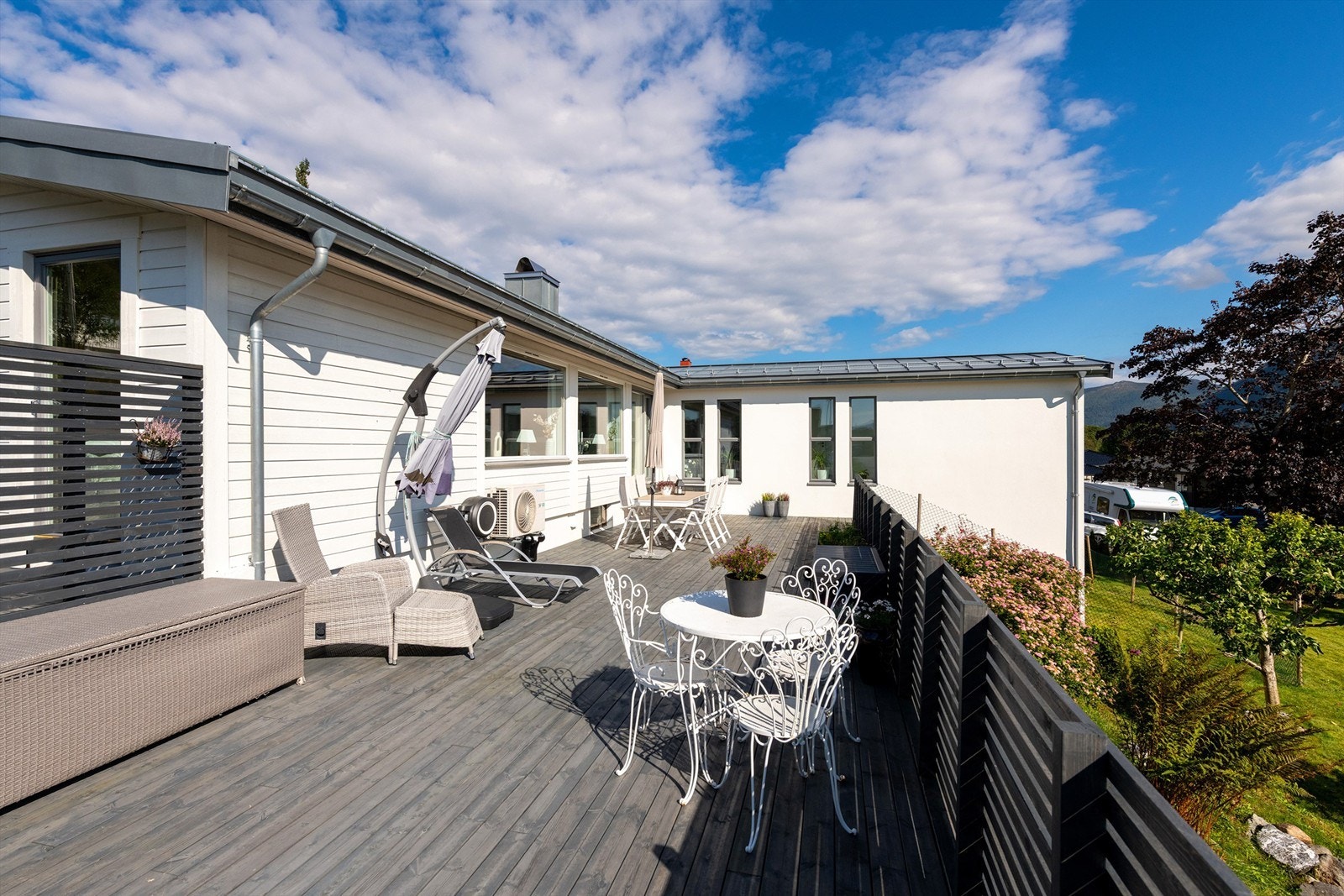 Lun og god solplass på terrassen Galleribilde