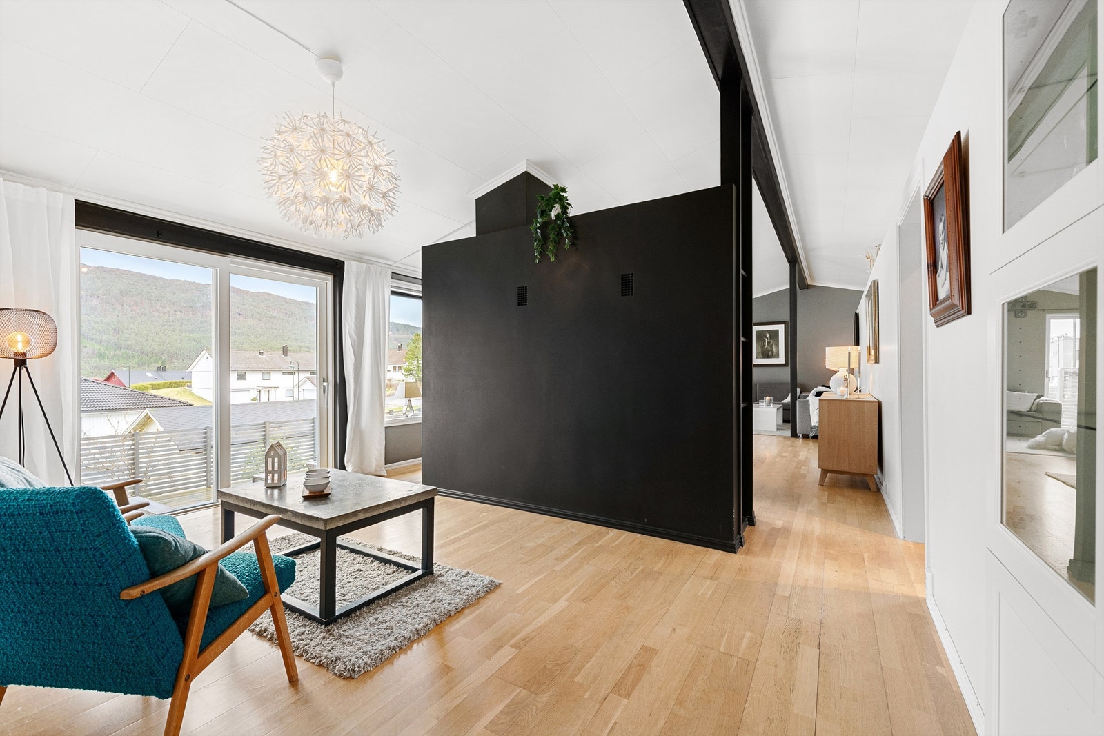 Stuen har utgang til terrassen både via skyvedører mot syd og balkongdør mot vest Galleribilde