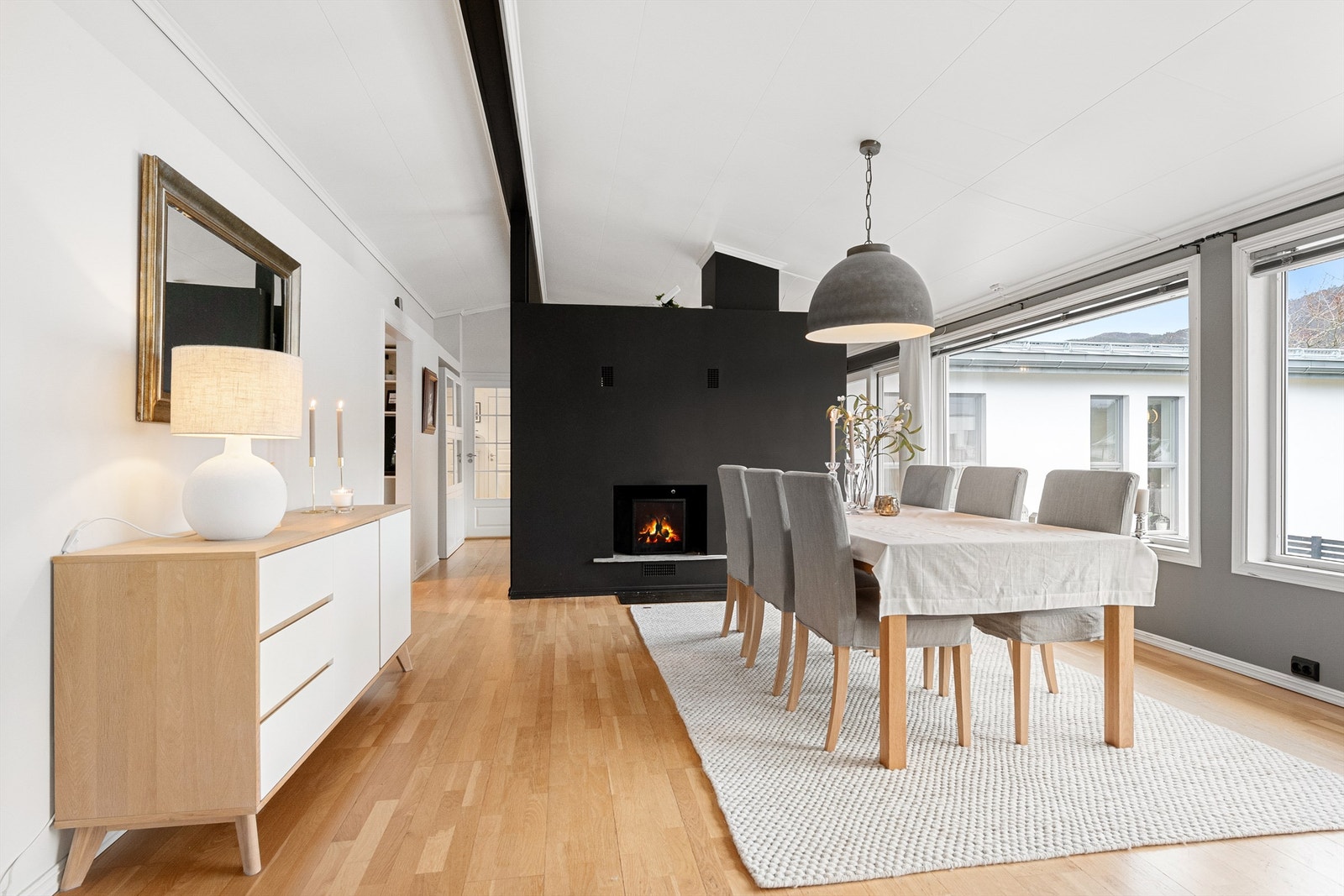 Romslig stue med god plass til spisestue. Galleribilde