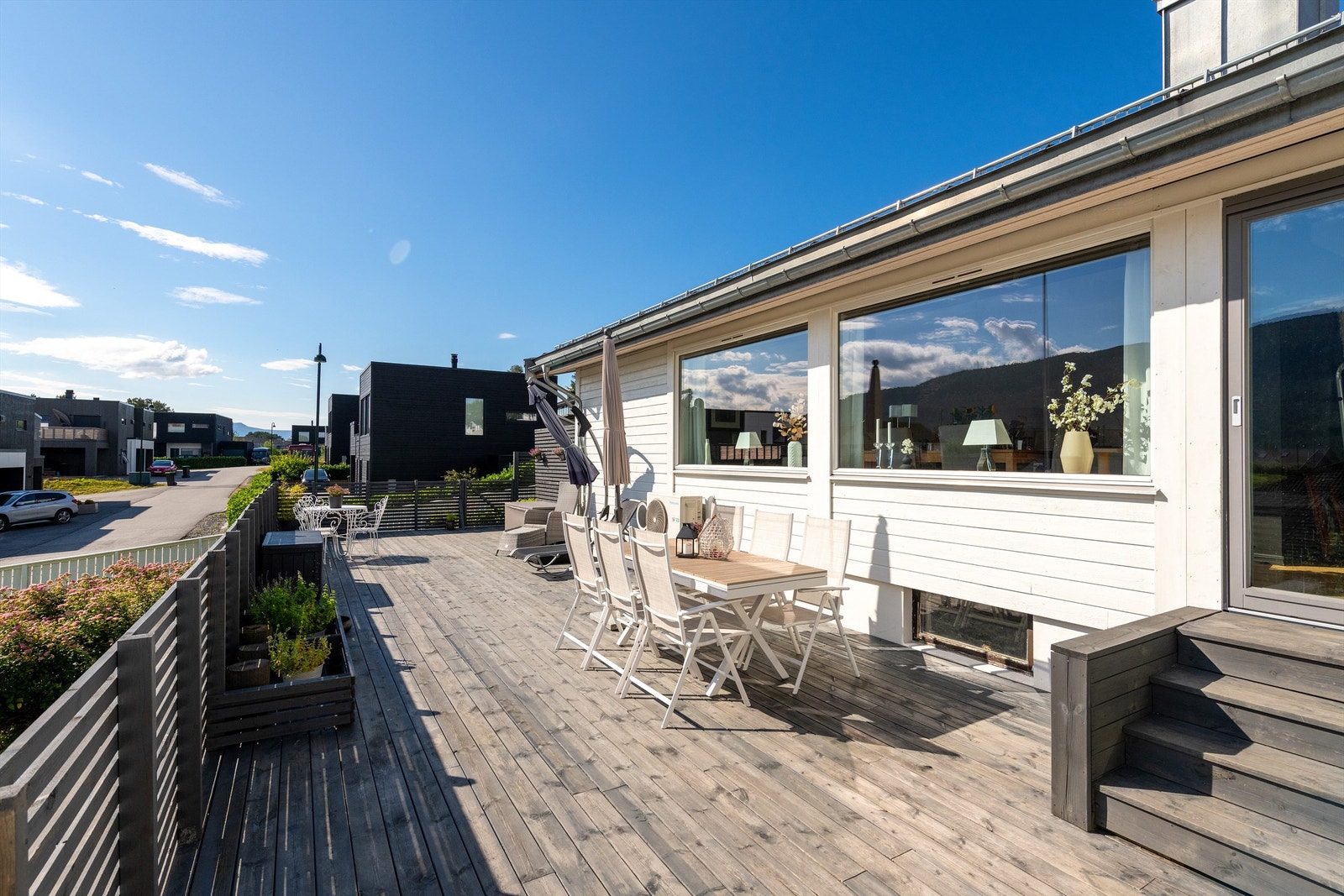 Deler av terrassen mot syd med utgang fra stue Galleribilde