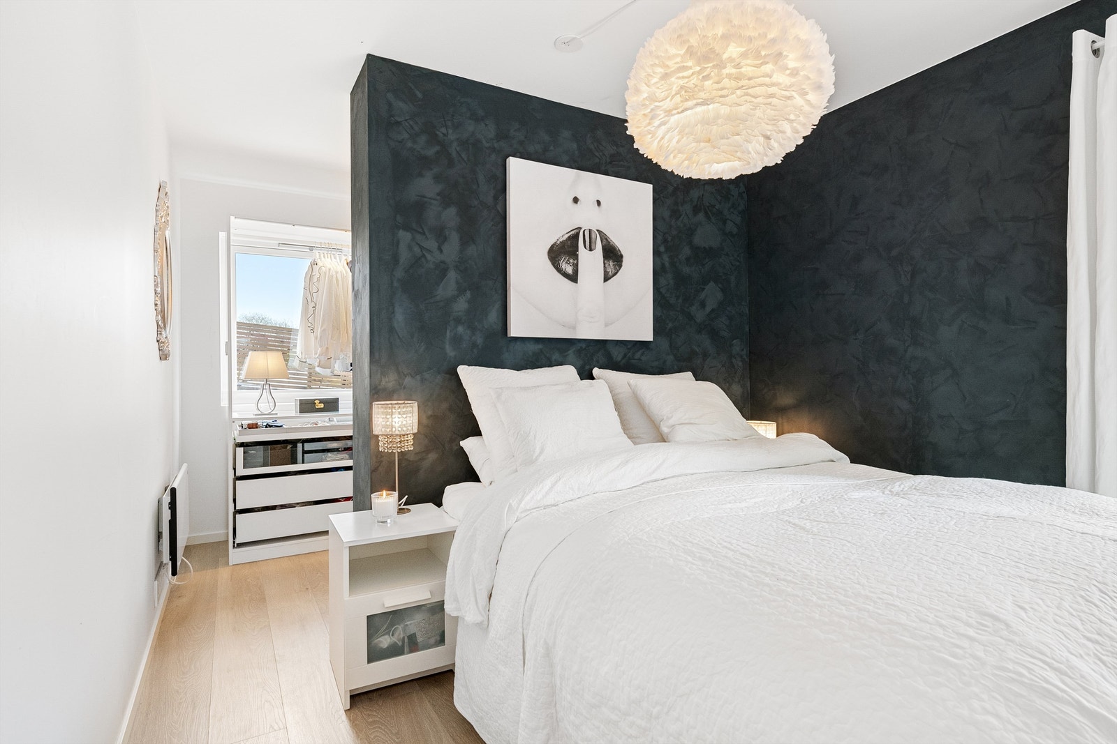 Hovedsoverom i underetasjen med tilhørende garderobedel Galleribilde