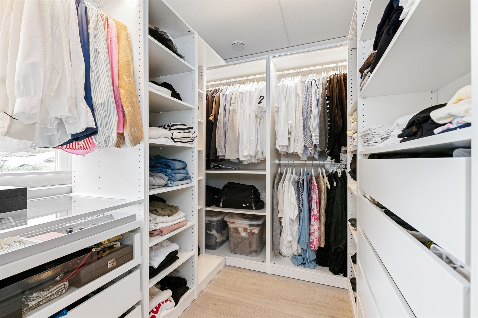 Flott garderoberom med fast innredning og gode oppbevaringsmuligheter i tilknytning til hovedsoverom i underetasjen Galleribilde