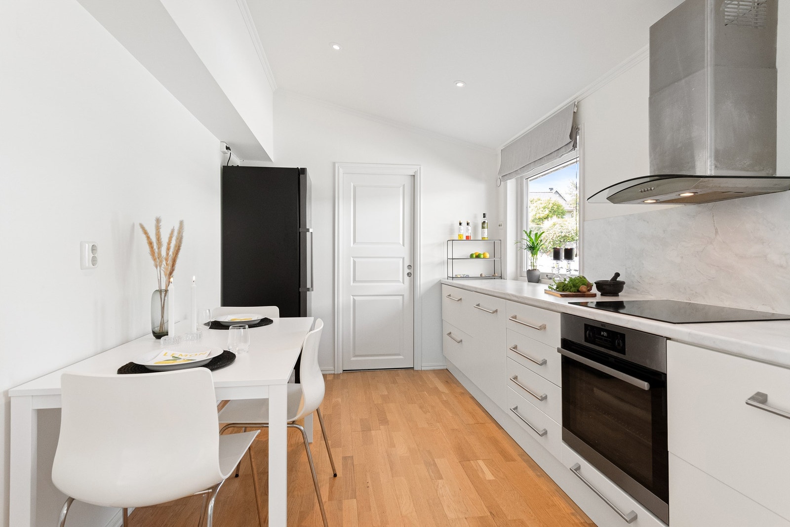 Det er plass til spisebord på kjøkkenet Galleribilde