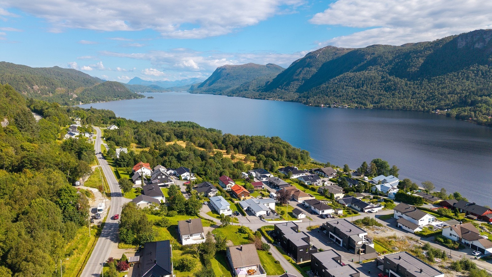 Dronebilde over nærområdet tatt fra vest mot øst Galleribilde