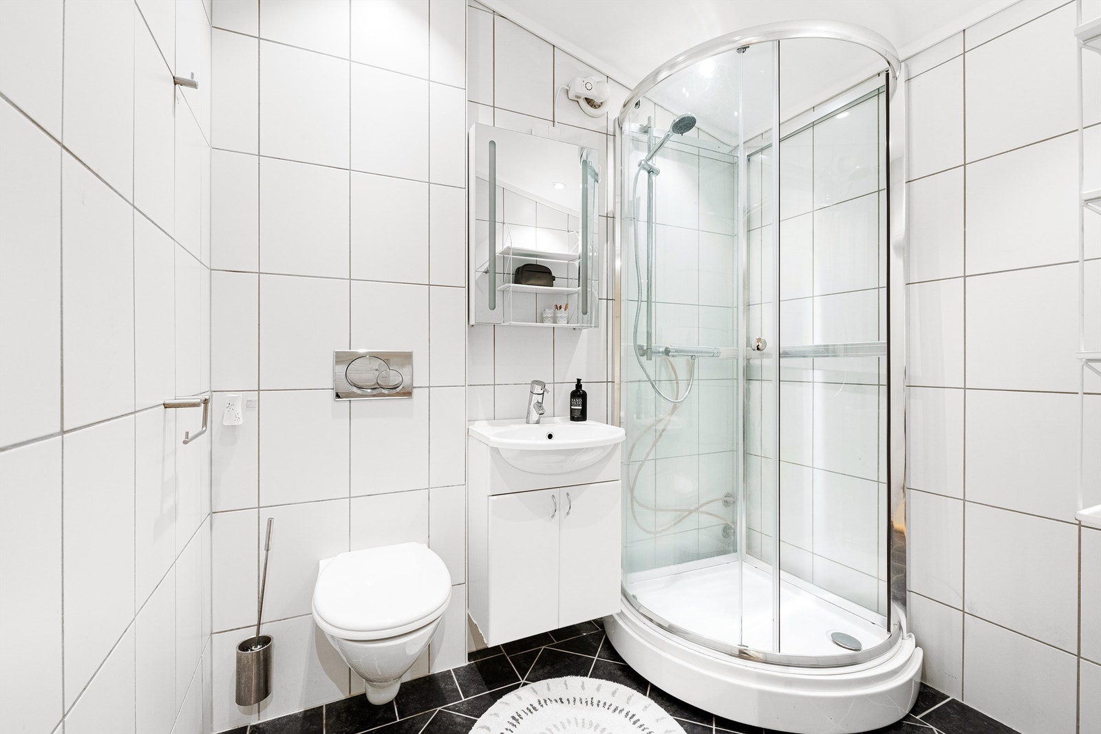 Flislagt bad i hovedetasjen som ble oppgradert i 2005 Galleribilde