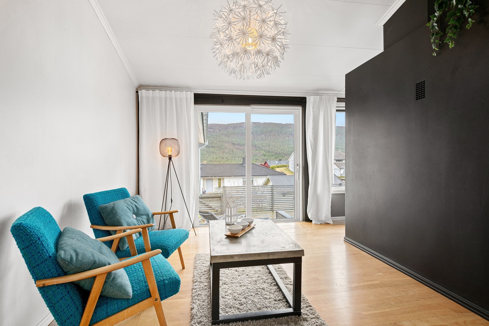 Deler av stuen med utgang til terrassen via skyvedører mot syd Galleribilde