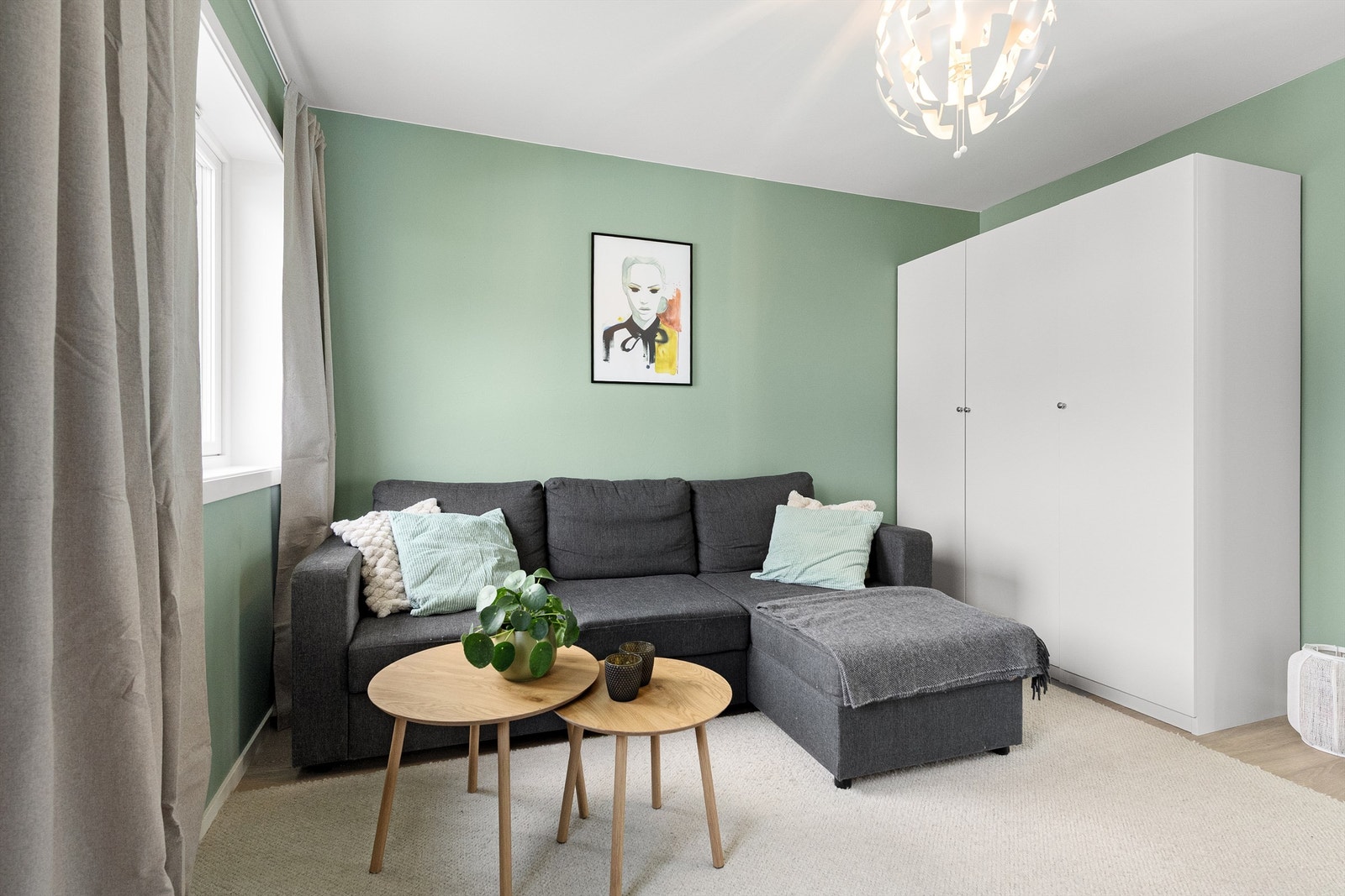 Soverom nr. 4 benyttes som tv-stue i dag. Frittstående garderobeskap med gode oppbevaringsmuligheter Galleribilde