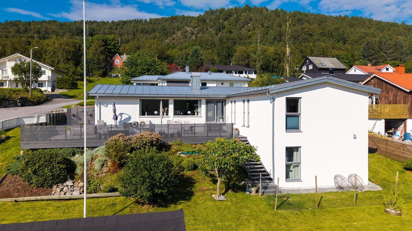 Fasade mot syd med tilbygget del mot sydøst Galleribilde