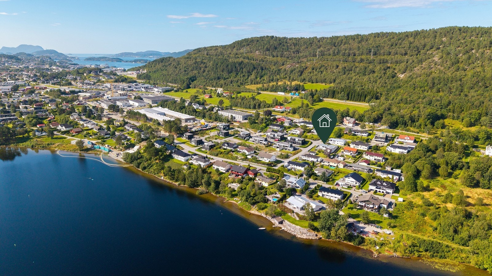 Dronebilde over nærområdet med Brusdalsvannet i fremkant Galleribilde