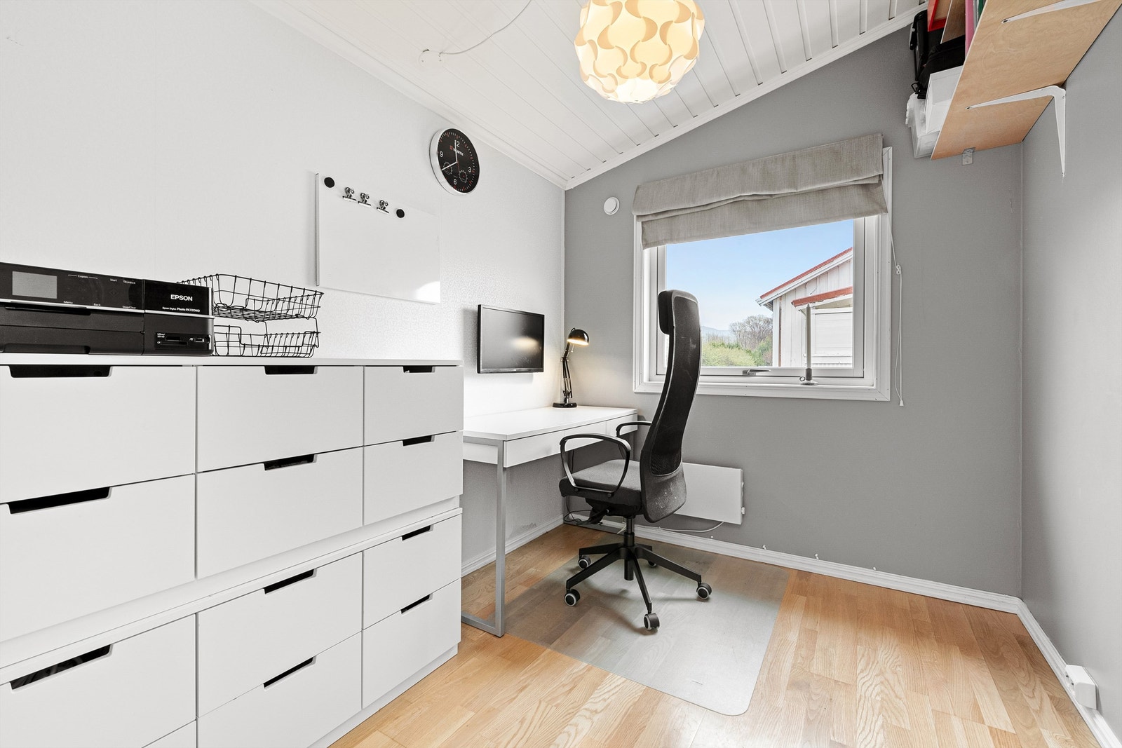 Soverom nr. 2 i 1. etasje brukes nå som kontor Galleribilde