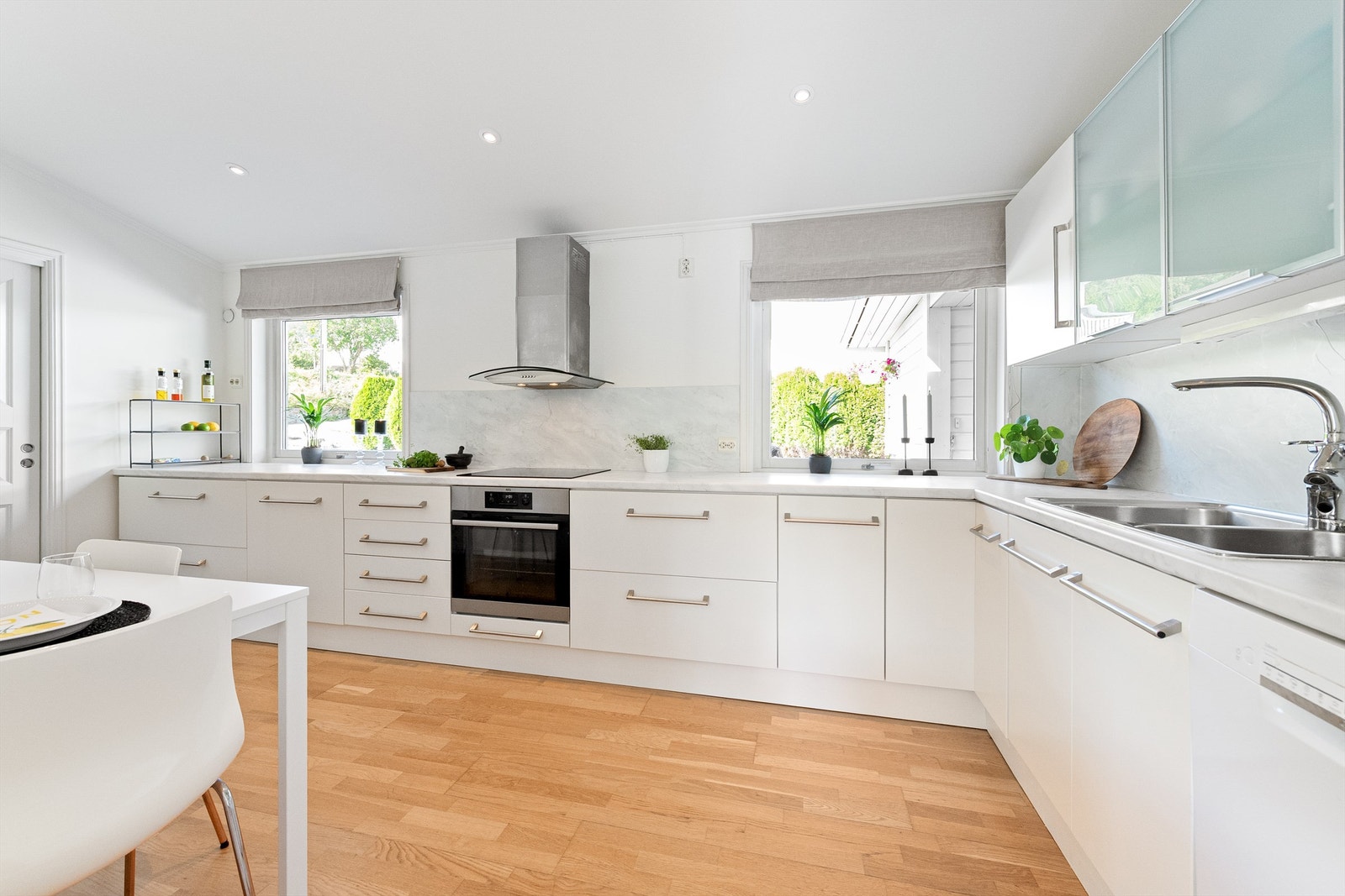 Stor og romslig kjøkkeninnredning fra 2005 med god skapplass Galleribilde