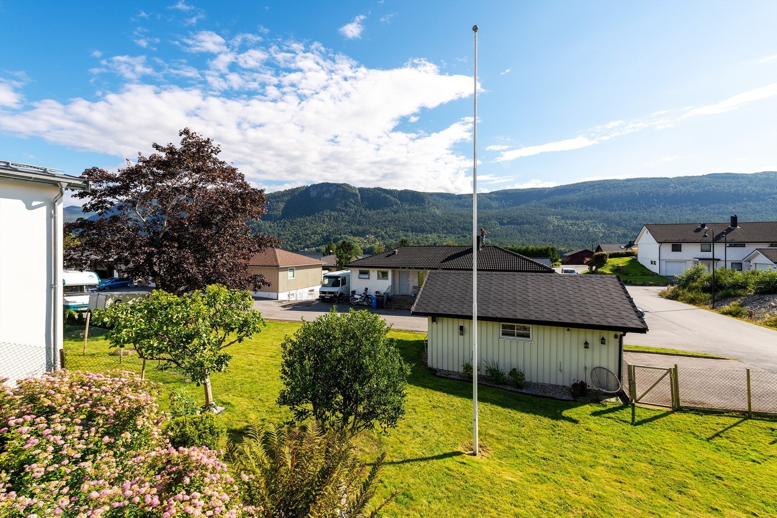 Utsikt fra terrassen mot Emblemsfjellet Galleribilde