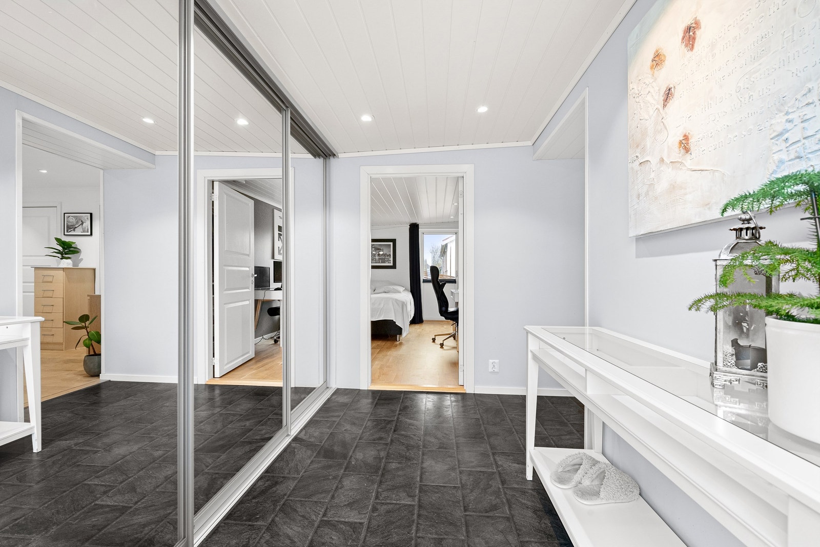 Romslig entre med store skyvedørsfronter til garderoberom Galleribilde