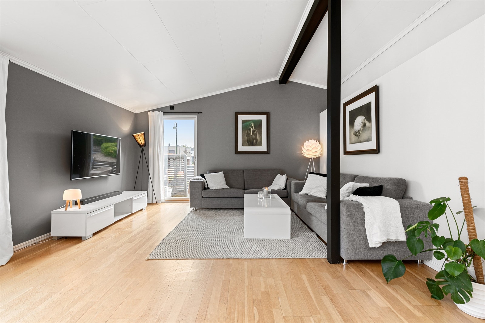 Fra stuen er det utgang til terrasse mot vest Galleribilde