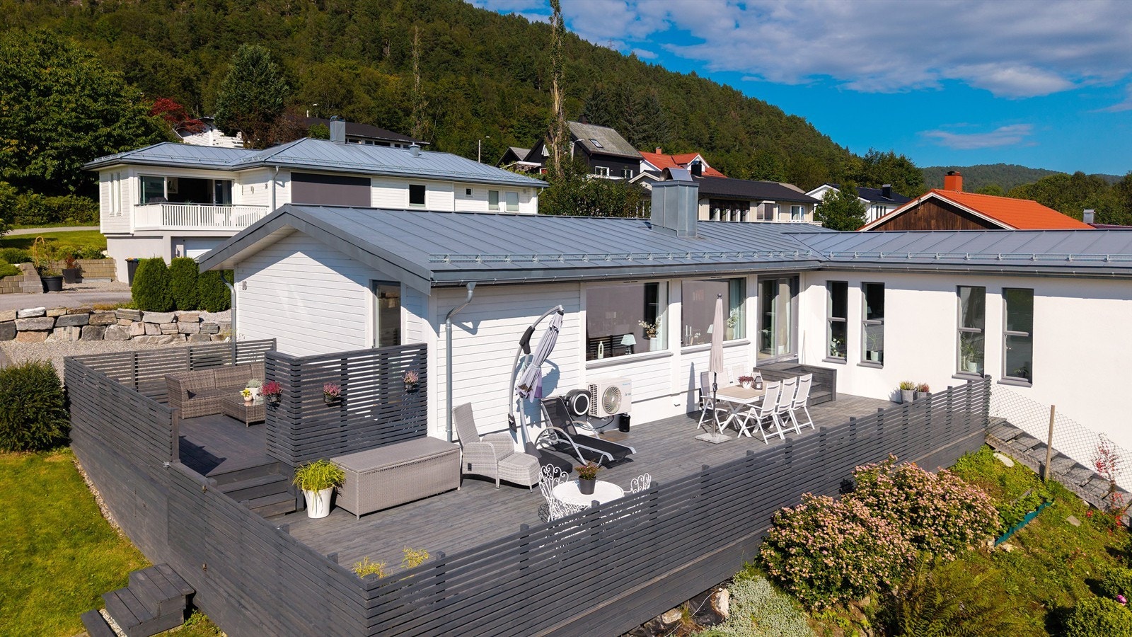 Store flotte uteområder og terrasse med flere soner og gode muligheter for sosialt samvær Galleribilde