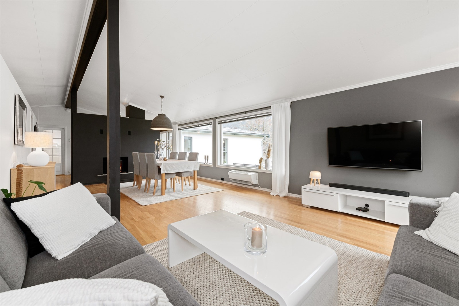 Stuen har store vindusflater og godt med naturlig lysinnslipp Galleribilde