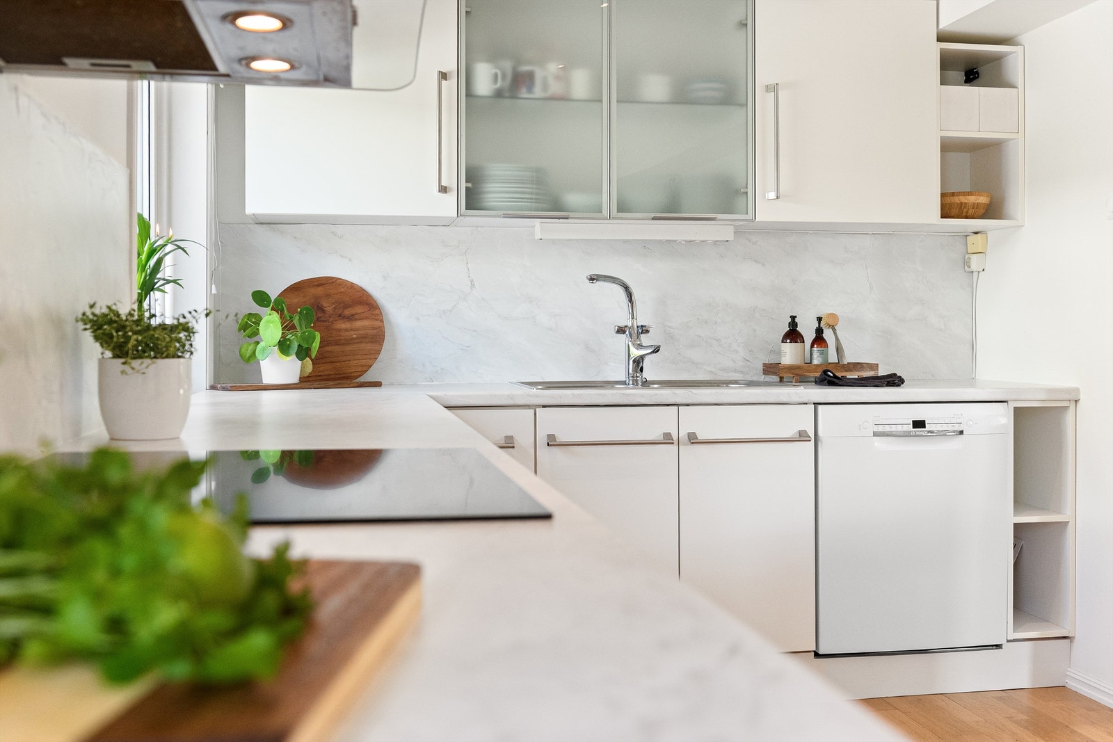 Benkeplate med gode arbeidsforhold på kjøkkenet Galleribilde