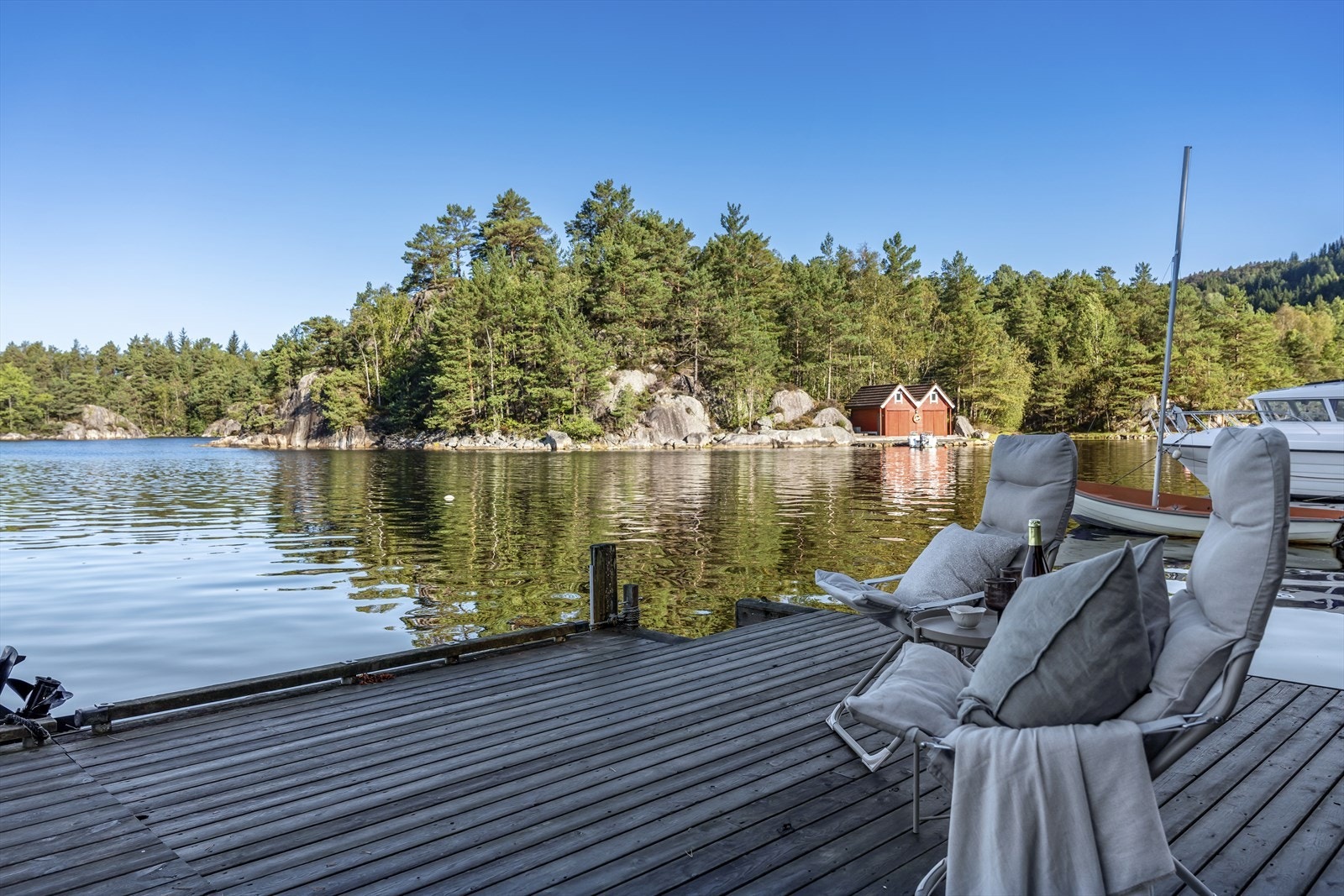Kai med båtfeste som deles sammen med hyttenabo Galleribilde