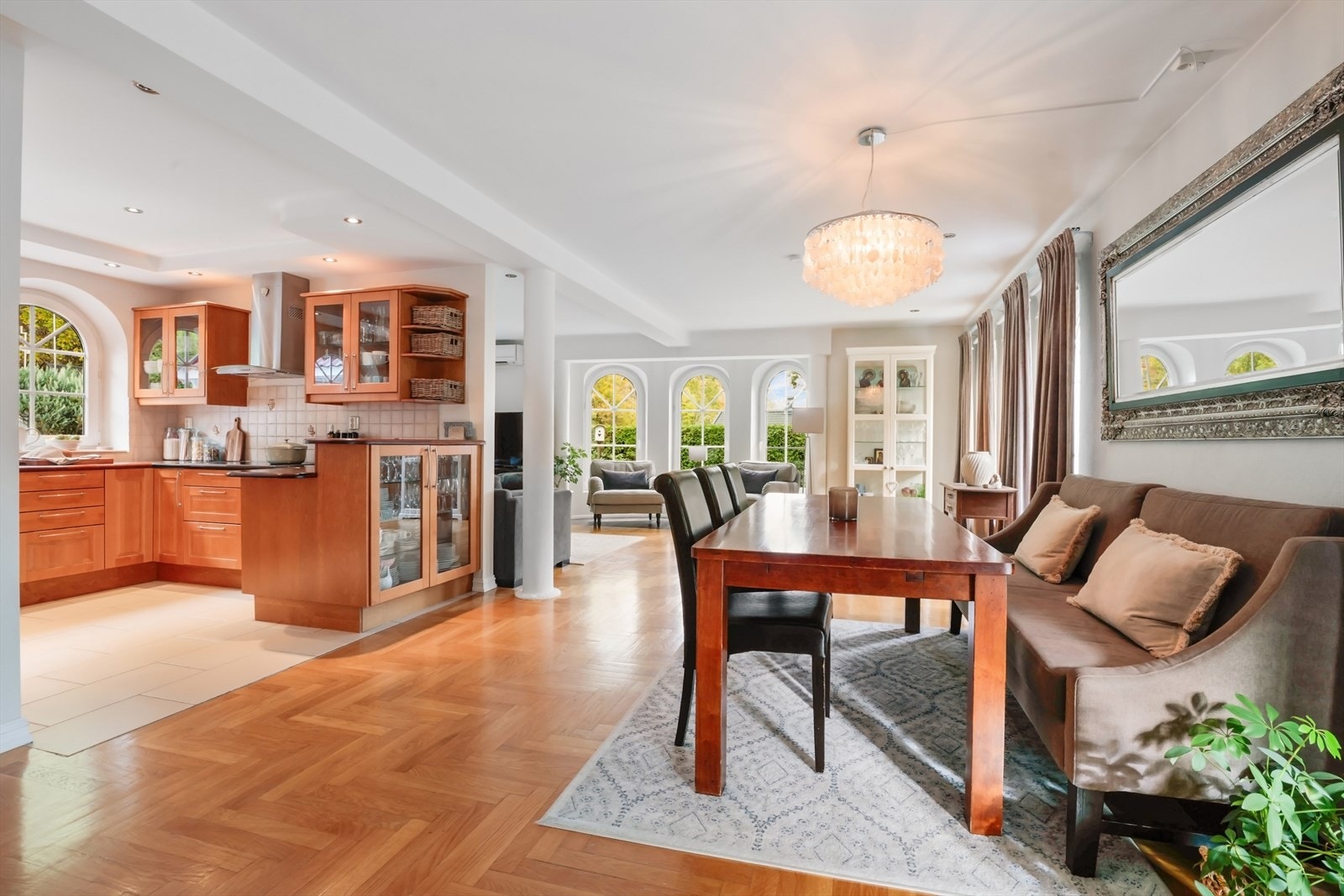 I boligens første etasje er stue, spisestue og kjøkken samlet i en åpen løsning som gir en naturlig sammenheng mellom rommene. Galleribilde