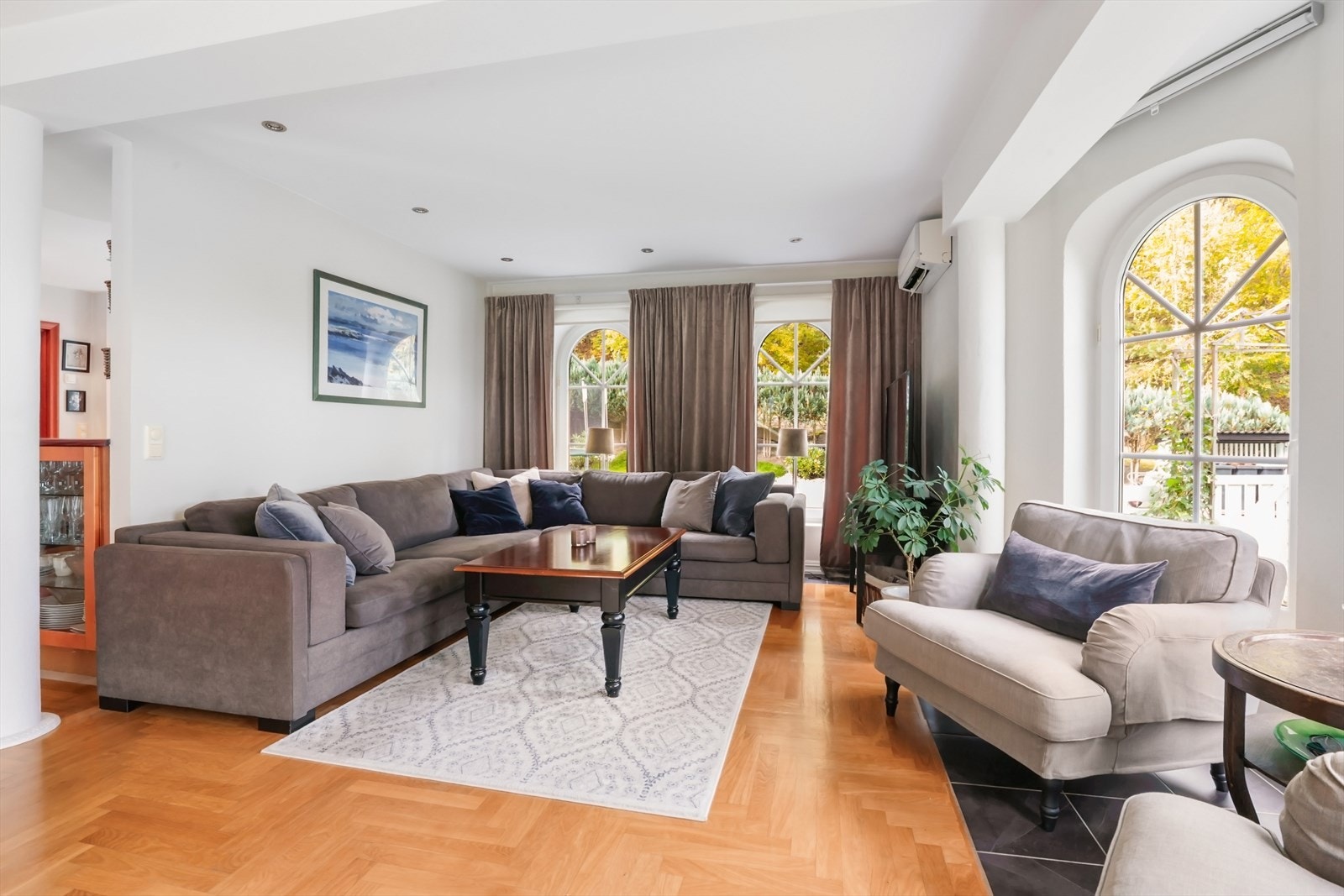 God plass til sofaseksjon med mediamøbler. Galleribilde