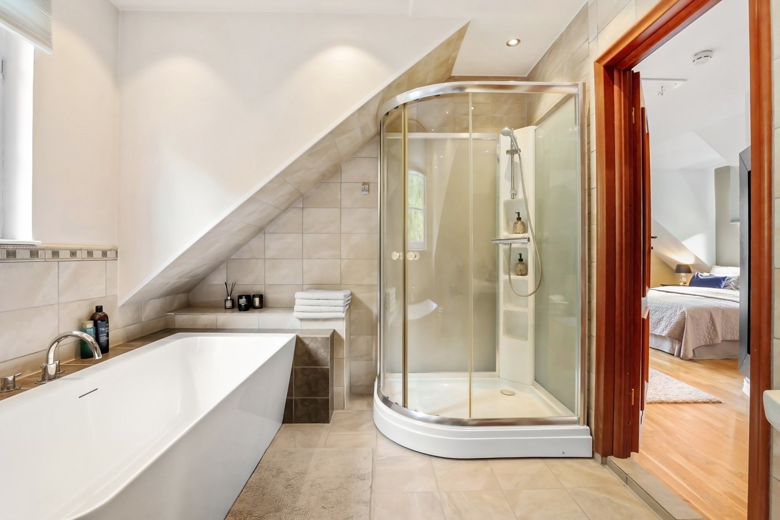 Flislagt bad med direkte adkomst fra hovedsoverommet. Galleribilde