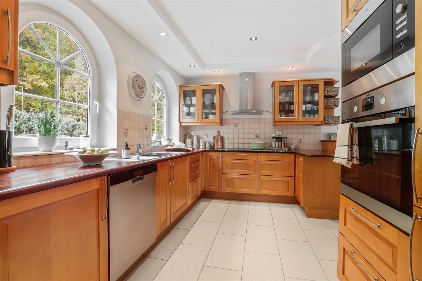 Kjøkkenet ligger i åpen løsning med stuen og har profilerte fronter med benkeplate i heltre, kombinert med stein Galleribilde