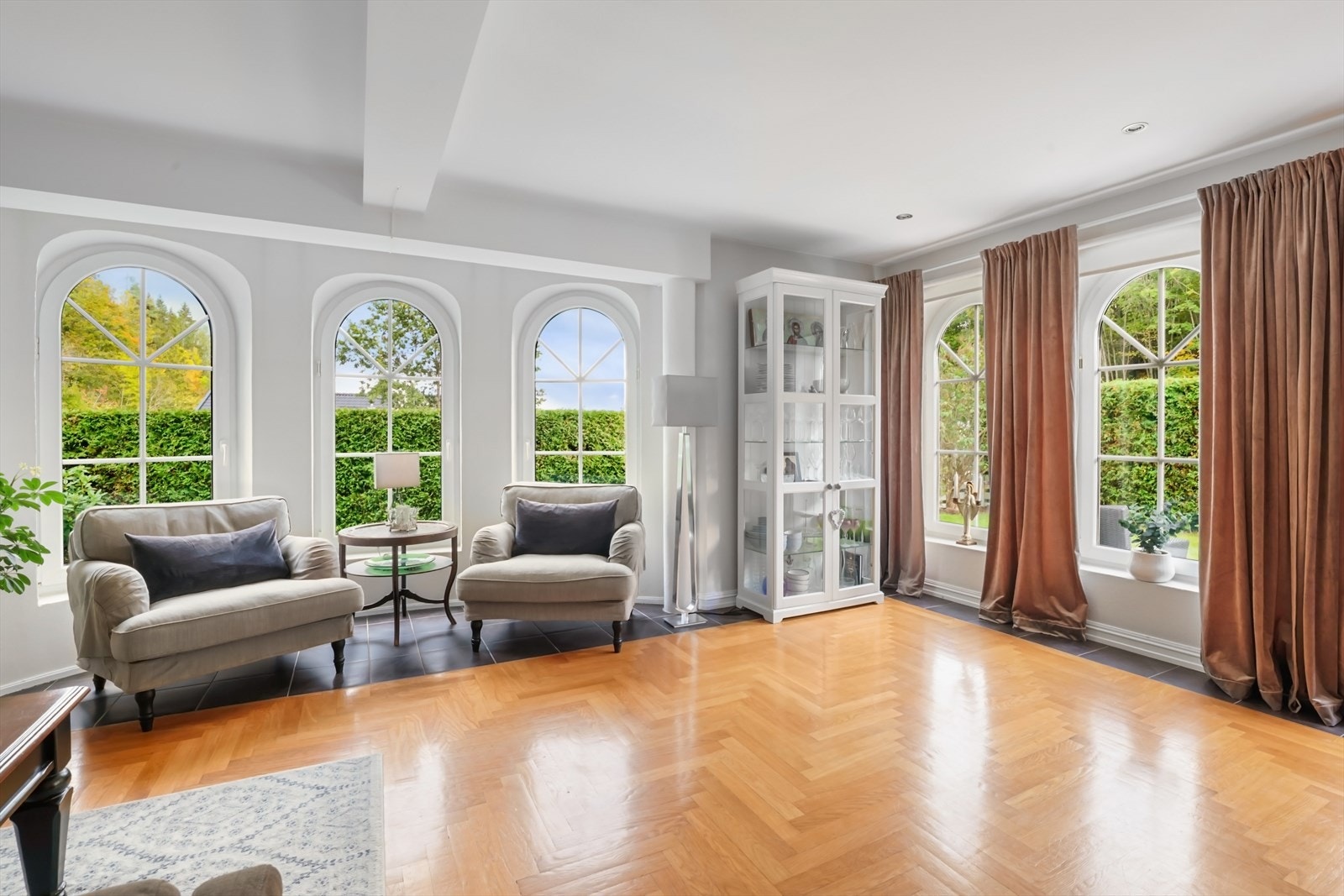 Gulvet er lagt med parkett i fiskebensmønster. Galleribilde