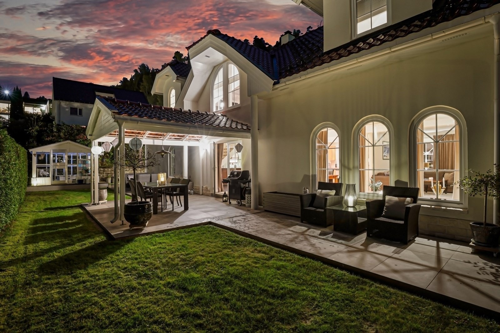 Fra stuen i første etasje er det utgang til en sørvendt, flislagt terrasse på ca. 65 kvm. Galleribilde