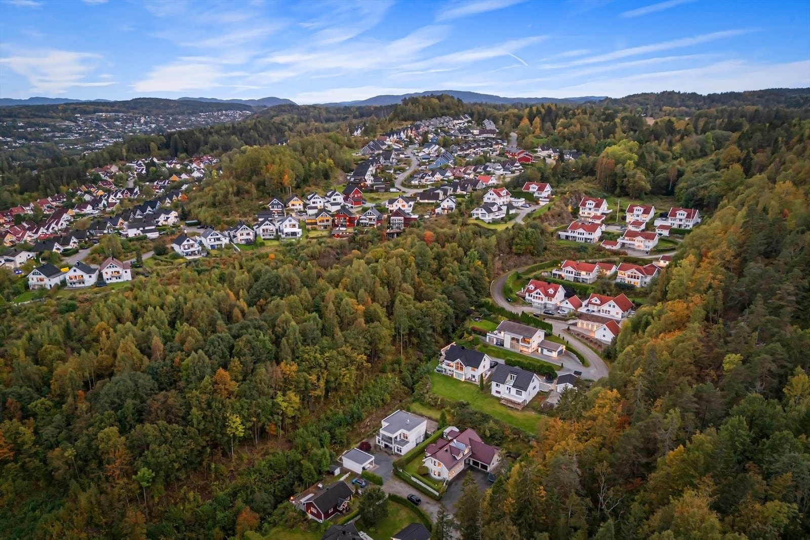 Området er omgitt av natur med skog og sjø lett tilgjengelig. Galleribilde