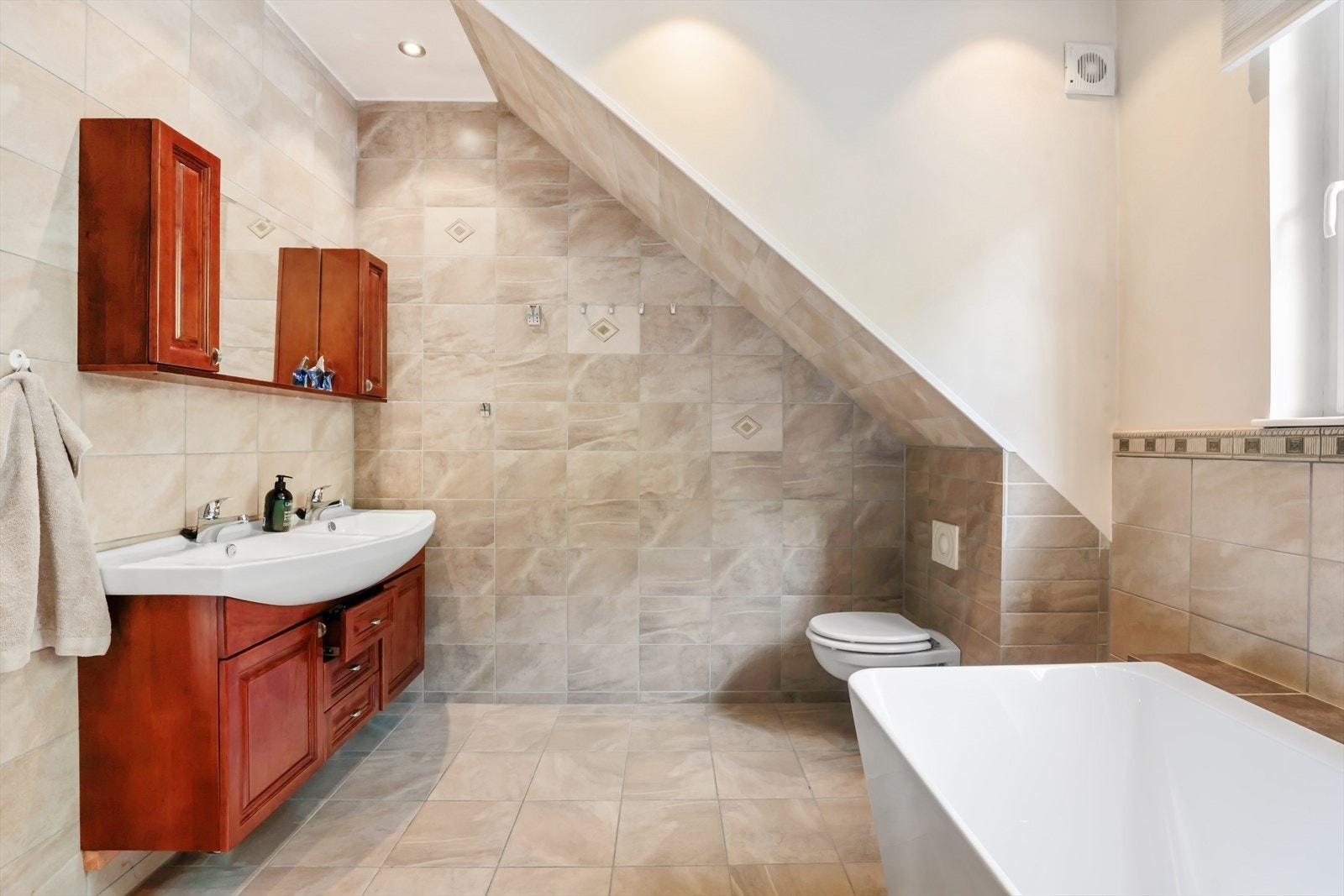 Innredning med to servanter, veggskap og speil. Galleribilde