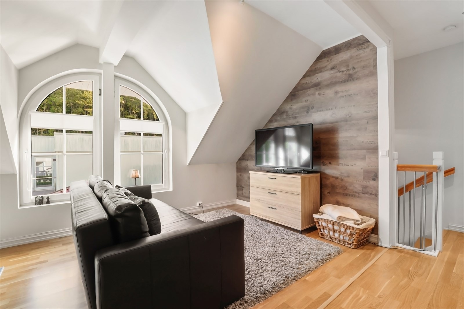 Ekstra stue i 2. etasje som egner seg godt som TV-stue. Galleribilde