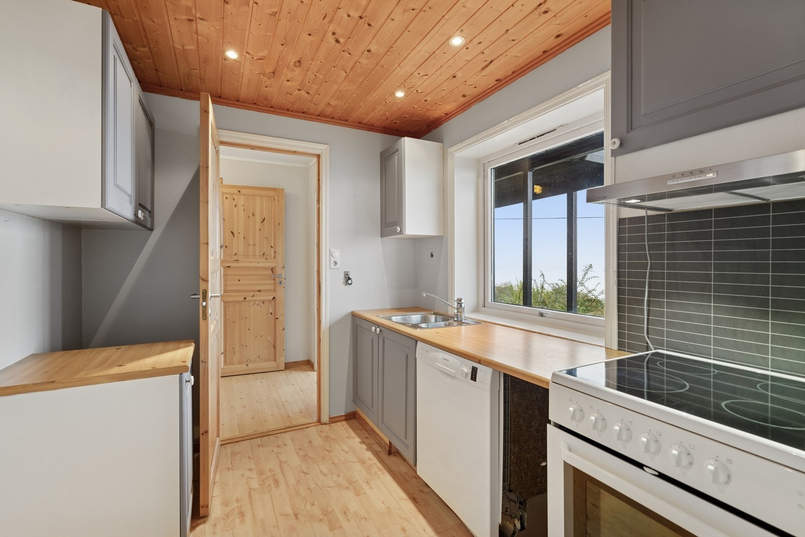 Utleiedelen har et adskilt kjøkken. Galleribilde