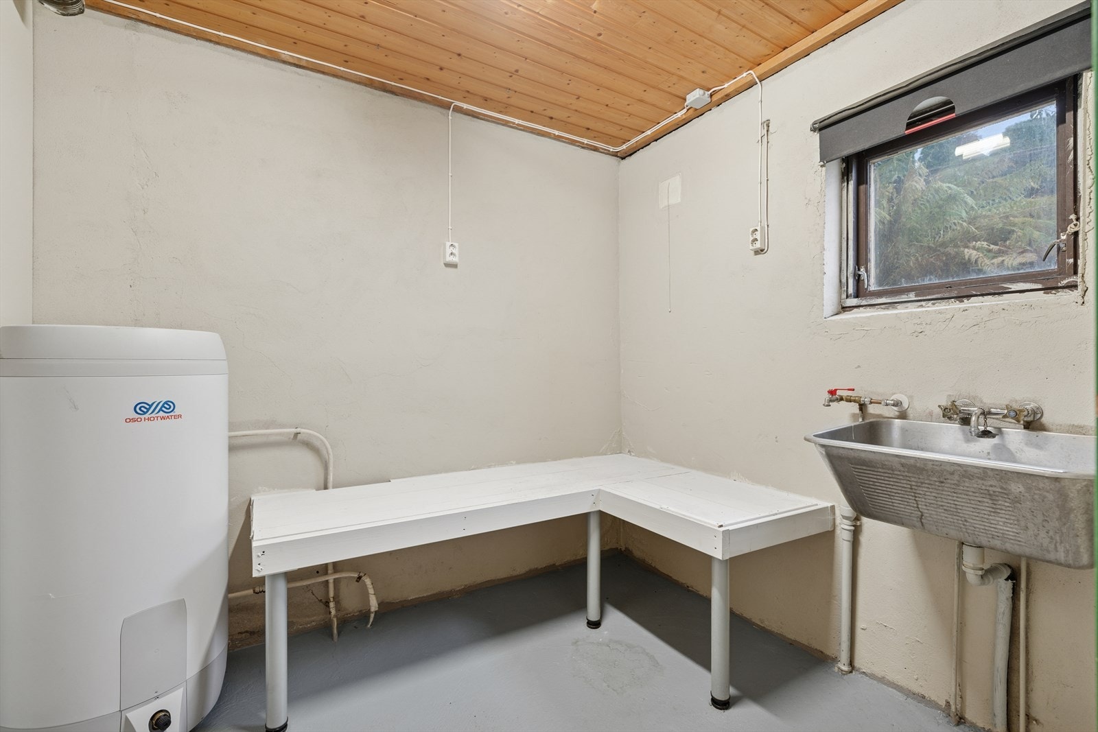 Vaskerommet har åpne murkonstruksjoner og er innredet med opplegg for vaskemaskin og vegghengt skyllekar. Rommet har naturlig ventilering med ventil i vegg. Galleribilde